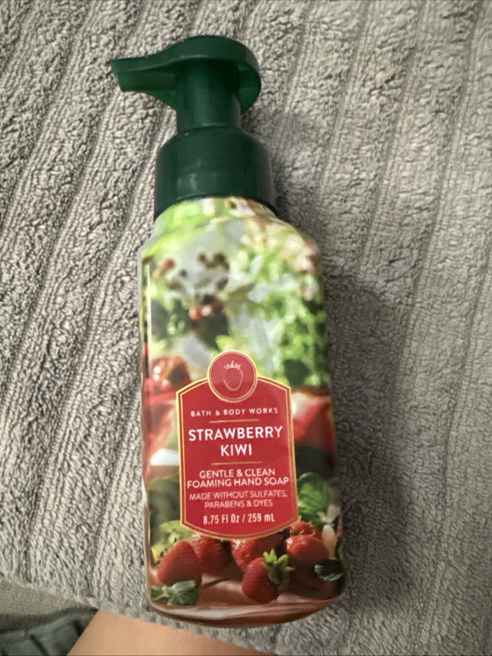 Bath & Body Works Gentle & Clean, Foaming Hand Soap Strawberry Kiwi 8.75 Ounces